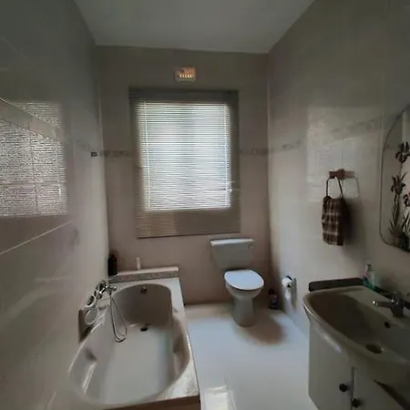 Lejlighed Spacious With Views & Acs Using A Coin Meter Xlendi