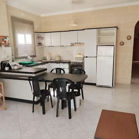 Spacious With Views & Acs Using A Coin Meter