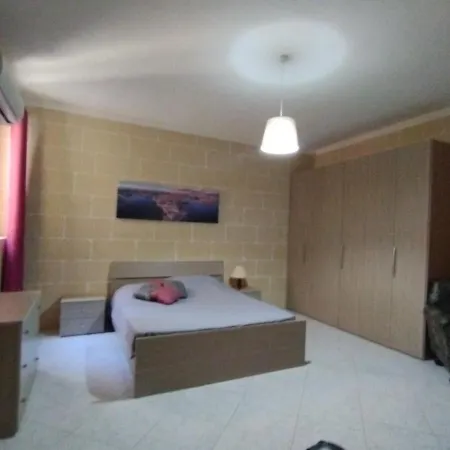 Spacious With Views & Acs Using A Coin Meter